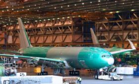 Boeing представил самый большой и мощный двухдвигательный грузовой самолет в мире (фото)