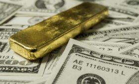 Инвесторы отказываются от золота: цены на металл падают из-за войны в Иране, – Reuters