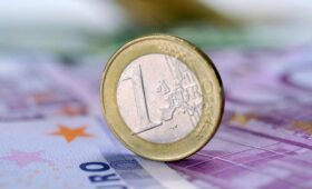 Исторический максимум: украинцы массово скупают евро