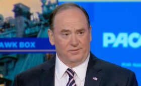 Министр ВМС США неожиданно подал в отставку