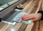 Выгодно ли сейчас покупать доллары в Украине: свежие советы экспертов
