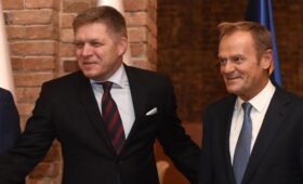 «Никаких россиян в комнате»: Туск подколол Фицо на саммите ЕС