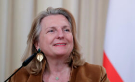 Тайно сбежала с двумя пони: СМИ раскрыли, как сейчас живет австрийская «подруга» Путина