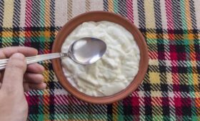 Какой йогурт полезнее для кишечника: диетологи дали четкий ответ