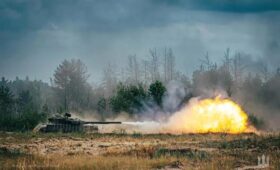 Пока внимание приковано к Ирану, Россия и Украина готовятся к новому этапу войны, – Bloomberg