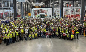 Первый электрический грузовик Tesla Semi сошел с конвейера для серийного производства (фото)