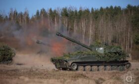 Беларусь обустраивает позиции артиллерии и строит дороги у границы, — Зеленский