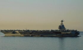 Крупнейший в мире авианосец США возвращается домой после рекордной миссии