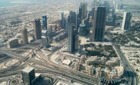 Дубай возвращается к жизни после обстрелов Ирана, но страх никуда не исчез