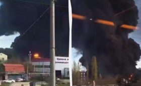 Россияне уже вторые сутки тушат пожар в порту Туапсе после украинских ударов, — Reuters