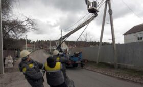За неделю ДТЭК восстановил свет 340 тысячам семей после обстрелов