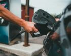 Бензин в США подорожал до максимума с 2022 года: запасы неуклонно сокращаются, — Reuters