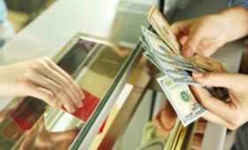 Сколько будут стоить 100 долларов в Украине: прогноз банкира до конца весны