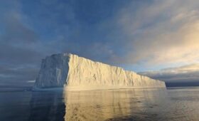Шторм в Антарктиде унес в море контейнеры с топливом и отходами
