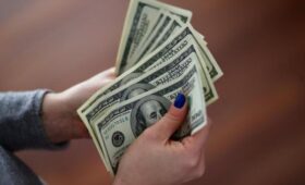 Сколько будут стоить 100 долларов в Украине: прогноз банкира до 24 мая