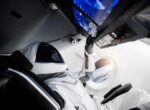 Китай отправил новый экипаж на космическую станцию: один из астронавтов проведет там целый год
