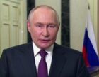 Хором выкрикивали приветствия: Путина в Пекине встречала группа людей с флагами РФ и Китая