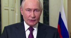 Хором выкрикивали приветствия: Путина в Пекине встречала группа людей с флагами РФ и Китая