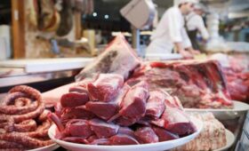 Меньше калорий, чем в свинине и говядине: о каком виде мяса идет речь