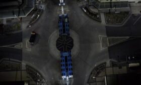 Грузовик с 152 колесами проехал через австралийский город: люди останавливались и смотрели