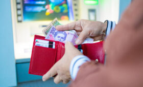 Украинцам выплатят до 3100 гривень: кто получит деньги в первую очередь