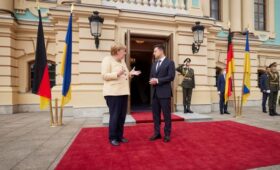 Меркель может вновь начать говорить с Россией о завершении войны в Украине, — Politico