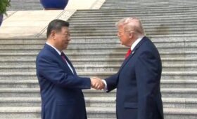 Трамп и Си устроили «дуэль рукопожатия» (видео)