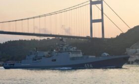 Российский фрегат «Адмирал Григорович» заметили за странной активностью у берегов Британии