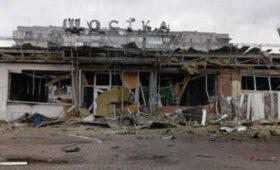 Россия прямыми попаданиями десятков «Шахедов» разрушила вокзал в Шостке