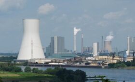 Французы массово останавливают АЭС, потому что в реках закончилась вода, – Reuters