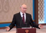 Путин ведет себя все более странно, это пугает до ужаса, — The Independent