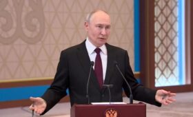 Путин ведет себя все более странно, это пугает до ужаса, — The Independent