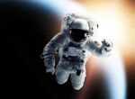 В 1965-м Леонов вышел в открытый космос и не смог вернуться обратно из-за скафандра