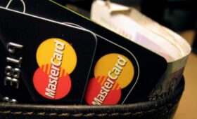 В России выведут из обращения платежные карты Visa и Mastercard