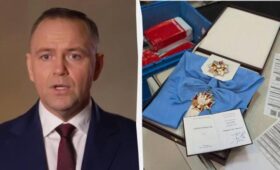 У Навроцкого обиделись, что Зеленский отправил им орден по почте