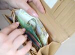 Зарплаты мужчин и женщин в Украине существенно отличаются: где разрыв самый большой