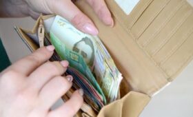 Зарплаты мужчин и женщин в Украине существенно отличаются: где разрыв самый большой