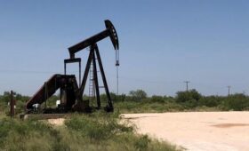 Украина обвалила добычу нефти в России: Кремль впервые признал проблему, — Reuters