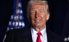 «Добро пожаловать, но…»: Трамп продемонстрировал новый паспорт США со своим портретом