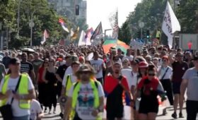 В Сербии тысячи людей вышли на антиправительственный митинг с требованием досрочных выборов, – Reuters