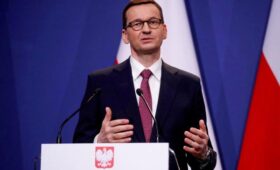 «Украинцы ткнули нам пальцем в глаз»: экс-премьер Польши высказался по поводу скандала с УПА