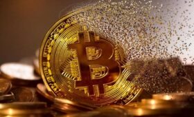 Биткойн потерял половину стоимости и достиг психологической отметки: что будет дальше