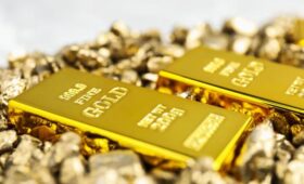 Доллар бьет по золоту: цена на металл упала до минимума за 7 месяцев