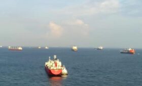 Движение танкеров по Ормузскому проливу остановилось из-за обострения кризиса на выходных