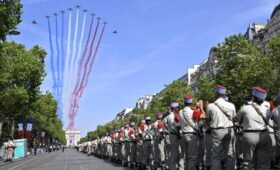 Украинские пилоты на Mirage приняли участие в главном военном параде Франции (видео)