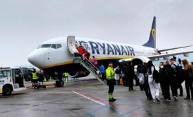 Пассажир Ryanair едва не выпал из самолета: ответ компании его ошеломил
