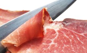 Назван самый вредный для кишечника вид мяса: что лучше выбирать вместо него