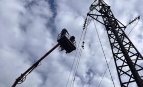 За неделю энергетики восстановили электроснабжение в домах 300 тысяч семей после вражеских атак, – ДТЭК