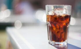 Сладкие напитки могут повышать риск рака желудка: ученые провели важное исследование