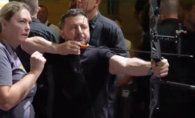 В Прикарпатье Зеленский стрелял из лука и поднимал штангу (видео)